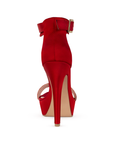 Vista trasera de zapatilla roja con tacon alto delgado para mujer