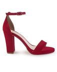 Vista diagonal de zapatilla roja con tacón tipo bloque de 10cm y pulsera para mujer
