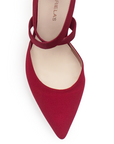 Detalle de material durazno de zapatilla roja para mujer