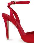 Vista a detalle de tacón delgado 11cm en zapatilla roja para mujer puntal con moño