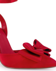Vista a detalle de material shantung en zapatilla roja para mujer con pulsera, moño y tacón alto de 11cm