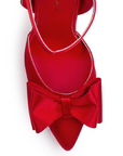 Vista a detalle de moño elegante en zapatilla tipo stiletto para mujer en color rojo con tacón delgado