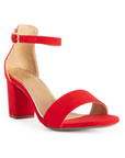 Vista diagonal de zapatilla roja para mujer con pulsera y tacón bajo