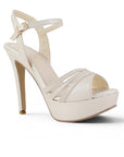 vista diagonal de zapatilla beige de tacon con plataforma