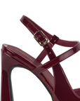 Vista a detalle de zapatilla para mujer en color vino