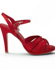 Vista lateral de zapatilla roja con tacón para mujer y tiras cruzadas