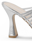 Vista trasera de zapatilla plata para mujer con tiras y tacon medio