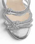 Vista del detalle en las tiras de zapatilla plata de tacon para mujer