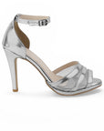 Vista lateral de zapatilla plata para mujer con pulsera y tacon medio