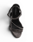 Vista superior de zapatilla gris con pulsera de tacon para mujer