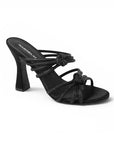 vista diagonal de zapatillas negras de tacon para mujer