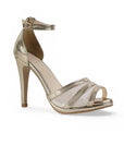 Vista diagonal de zapatilla oro con pulsera para mujer y tacon delgado