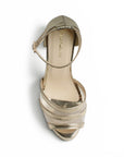 Vista superior en zapatilla oro con pulsera de tacon delgado para mujer