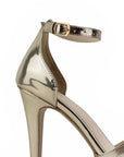 Vista trasera de zapatilla oro para mujer con pulsera y tacon medio