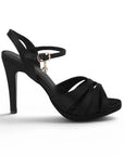 Vista lateral de zapatillas negras con tacón para mujer y tiras cruzadas