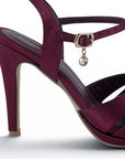 Vista trasera de zapatilla vino para mujer con tacón medio y tiras