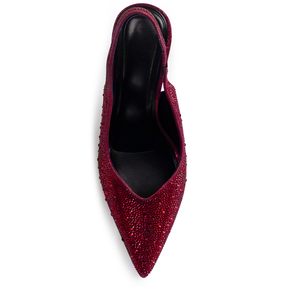 Vista superior en la zapatilla roja con punta fina de pedrería brillante tipo stiletto para dama 