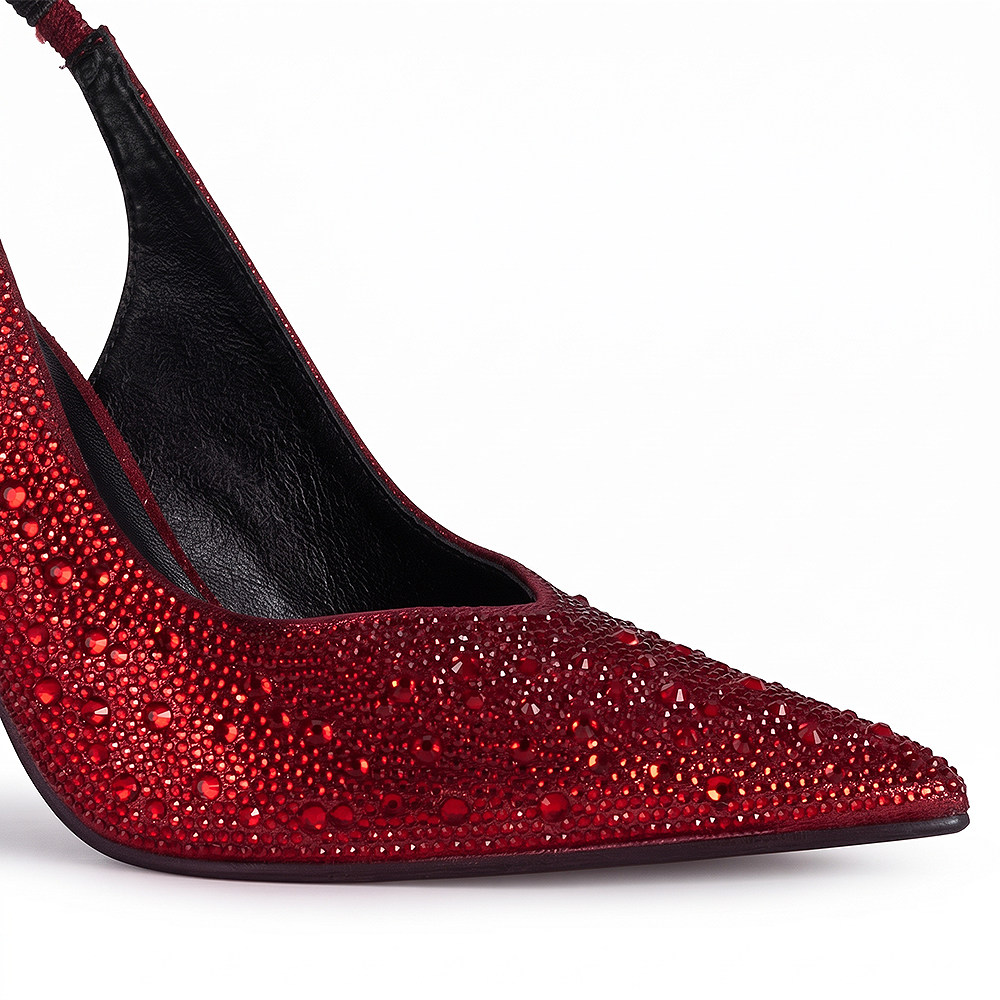 Detalle del material sintético de la zapatilla roja tipo stiletto con pedrería y tacón medio 10cm para dama   