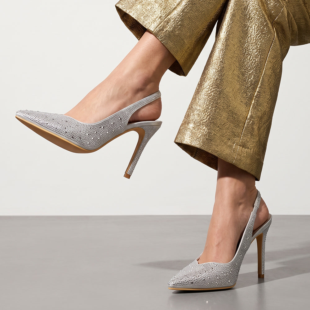 Zapatillas plateadas tipo stiletto de pedrería brillante con punta fina, tacón delgado 10 cm y talón descubierto para dama 
