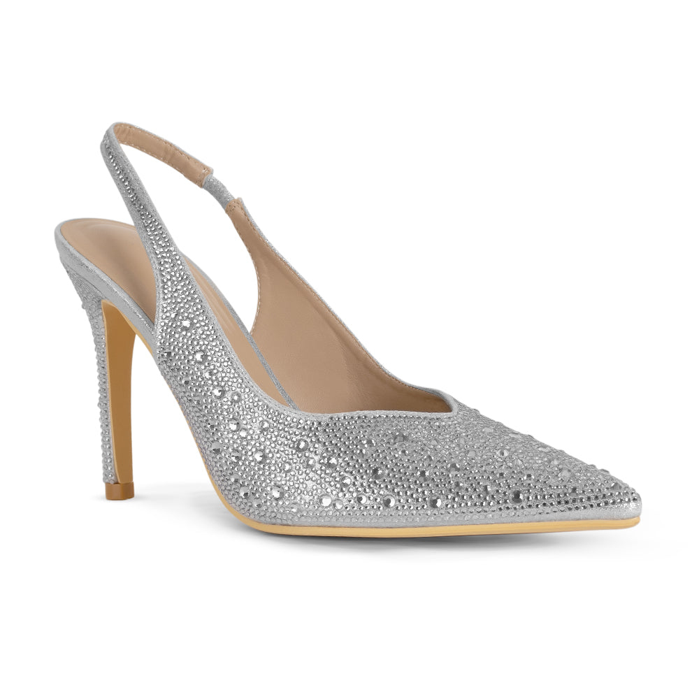 Vista diagonal de la zapatilla plateada tipo stiletto con talón descubierto, pedrería brillante y tacón medio 10cm para dama 