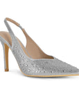 Vista diagonal de la zapatilla plateada tipo stiletto con talón descubierto, pedrería brillante y tacón medio 10cm para dama 