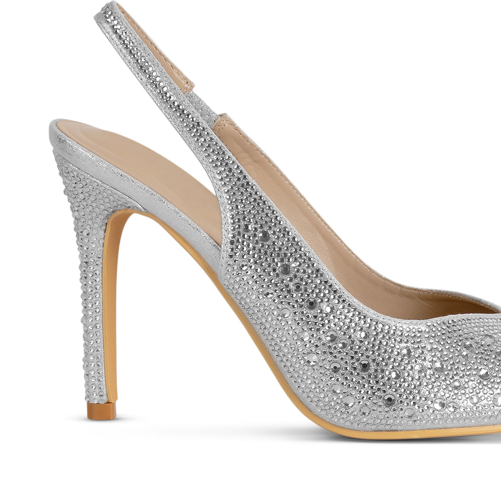 Vista trasera del tacón medio 10 cm delgado con pedrería brillante de la zapatilla plateada tipo stiletto para dama 