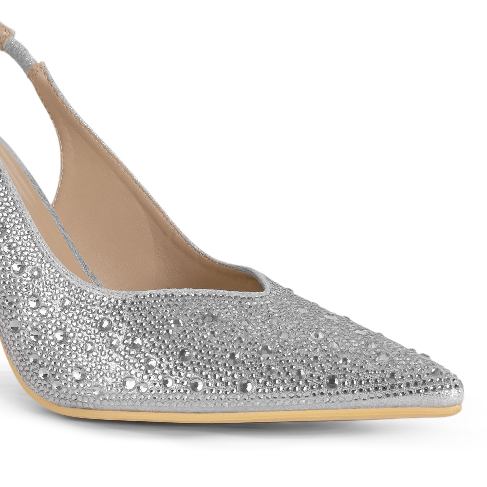 Detalle del material sintético de la zapatilla plateada tipo stiletto con pedrería y tacón medio 10cm para dama 