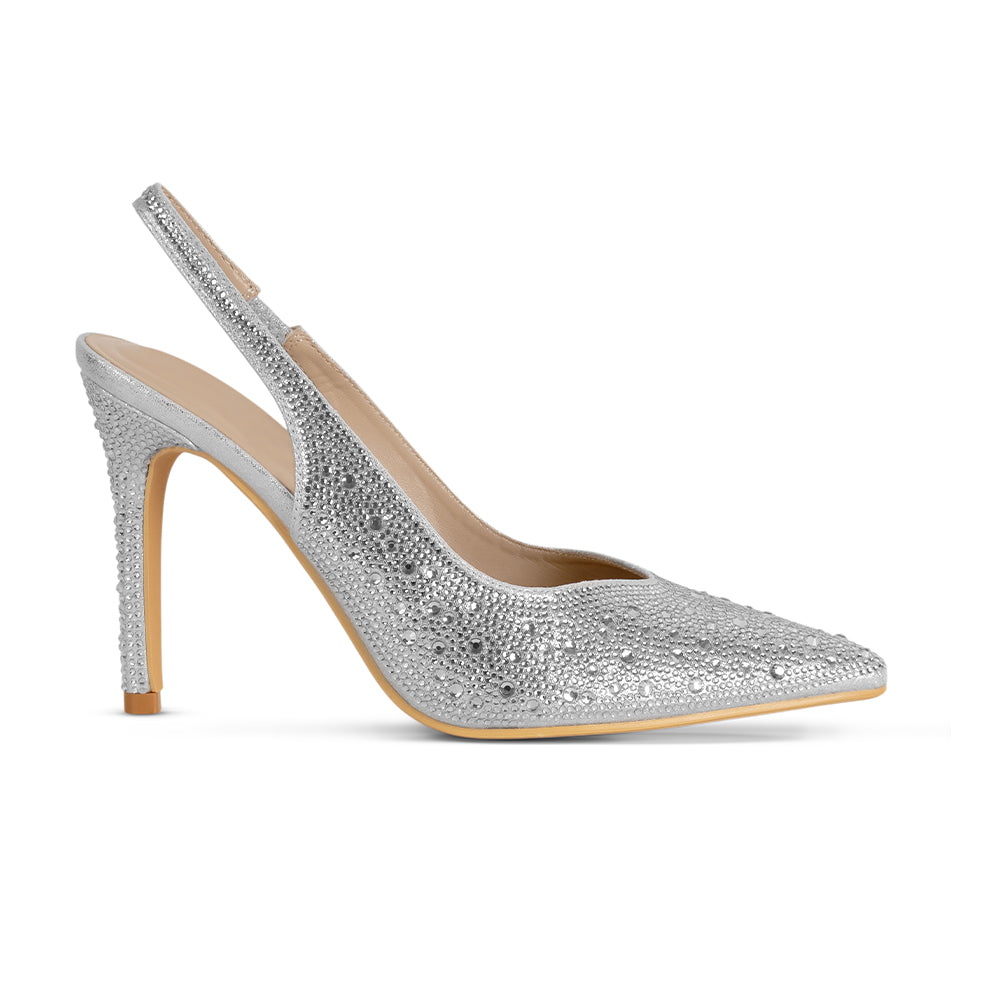 Vista lateral de la zapatilla plateada tipo stiletto para dama con punta fina pedrería brillante y tacón medio 10cm 