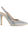 Vista lateral de la zapatilla plateada tipo stiletto para dama con punta fina pedrería brillante y tacón medio 10cm 