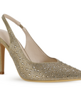 Vista diagonal de la zapatilla dorada tipo stiletto con talón descubierto, pedrería brillante y tacón medio 10cm para dama 