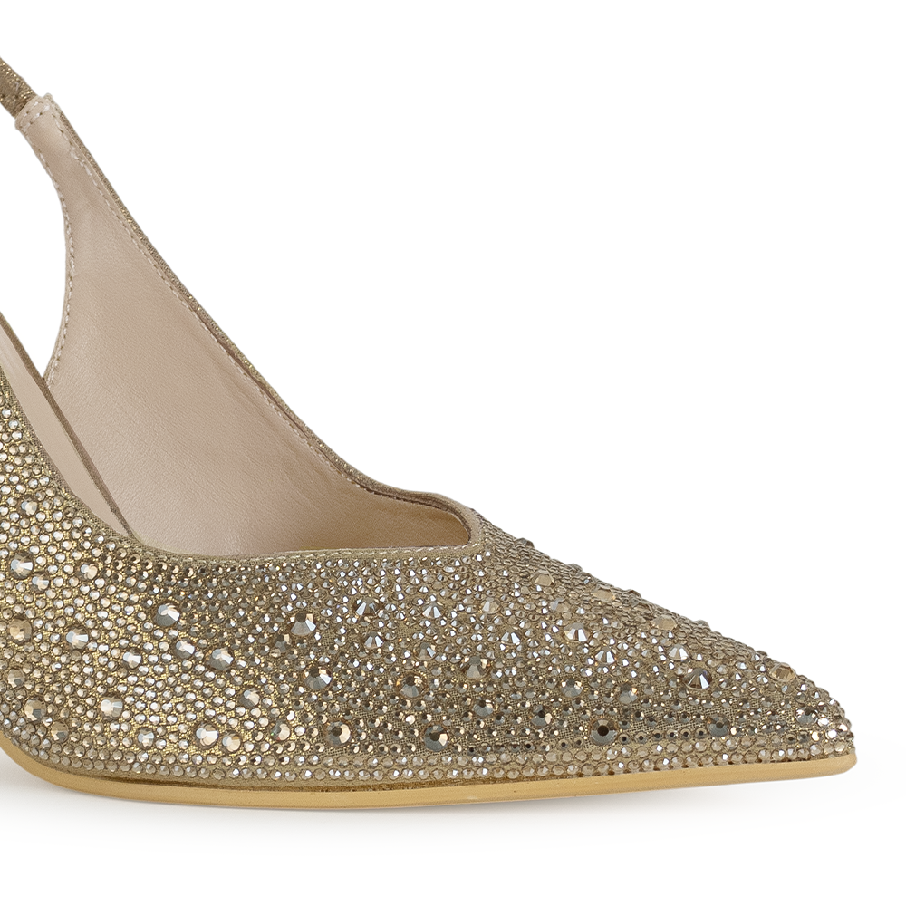 Detalle del material sintético de la zapatilla dorada tipo stiletto con pedrería y tacón medio 10cm para dama 