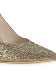 Detalle del material sintético de la zapatilla dorada tipo stiletto con pedrería y tacón medio 10cm para dama 