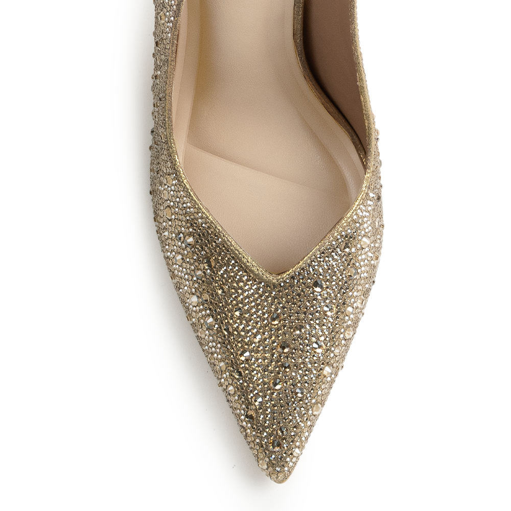 Vista del detalle en la punta fina con pedrería brillante de la zapatilla dorada tipo stiletto para dama con tacón medio 10 cm 