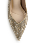 Vista del detalle en la punta fina con pedrería brillante de la zapatilla dorada tipo stiletto para dama con tacón medio 10 cm 