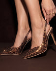 Zapatillas cafés estampadas animal print tipo stiletto de pedrería brillante con punta fina, tacón delgado 10 cm y talón descubierto para dama 