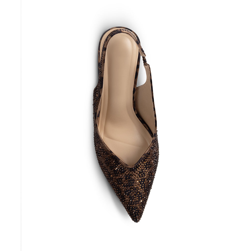 Vista superior en la zapatilla café estampada animal print con punta fina de pedrería brillante tipo stiletto para dama 