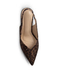 Vista superior en la zapatilla café estampada animal print con punta fina de pedrería brillante tipo stiletto para dama 