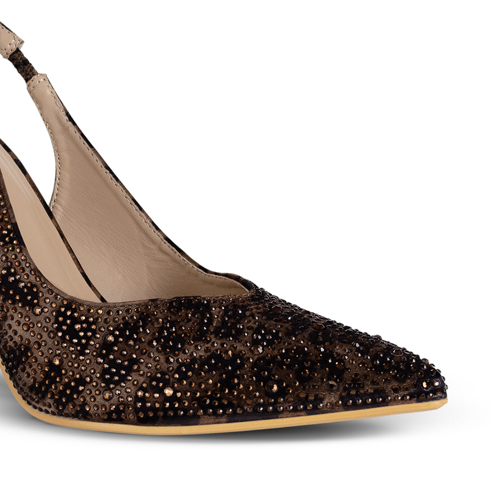 Detalle del material sintético de la zapatilla café estampada animal print tipo stiletto con pedrería y tacón medio 10cm para dama   