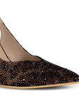Detalle del material sintético de la zapatilla café estampada animal print tipo stiletto con pedrería y tacón medio 10cm para dama   