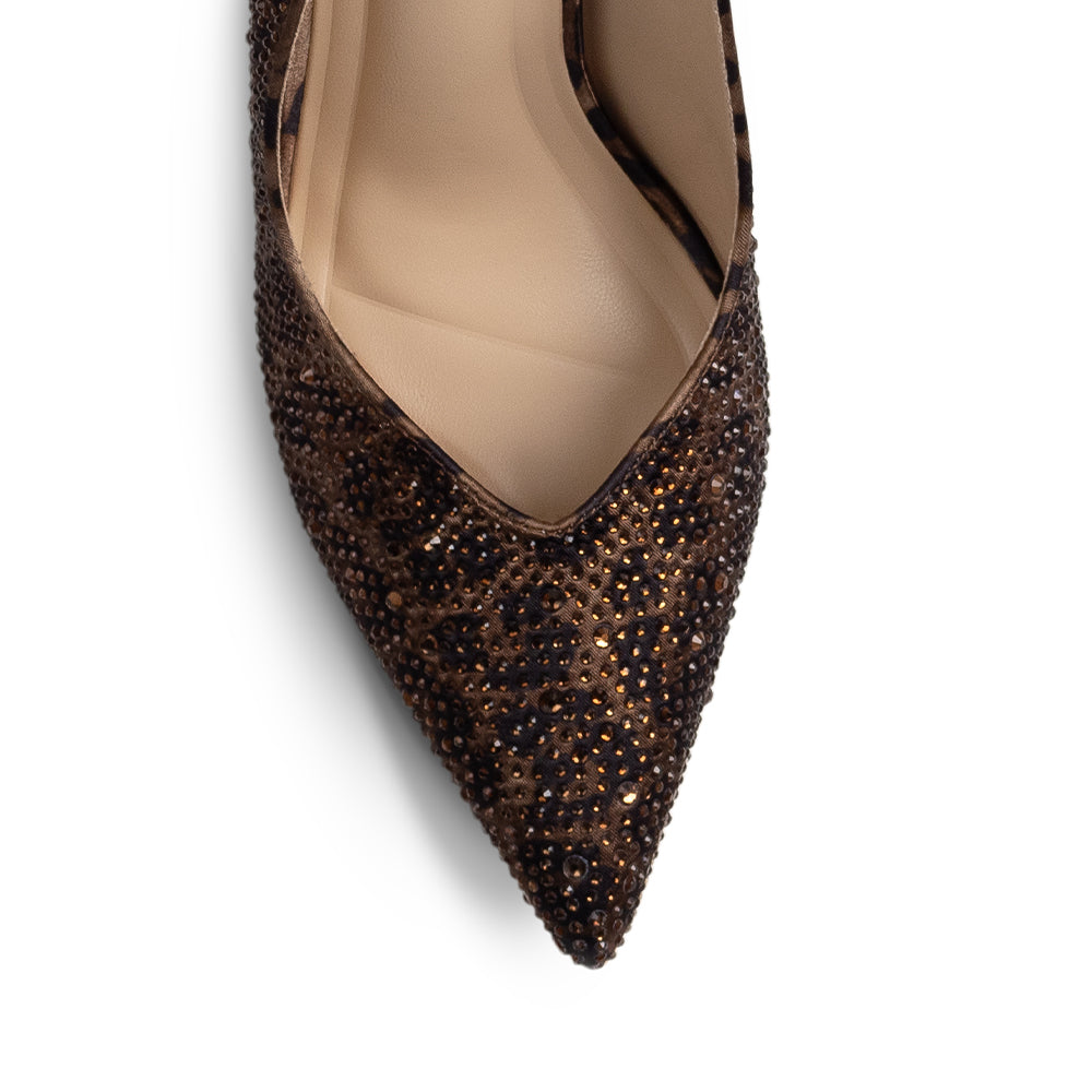 Vista del detalle en la punta fina con pedrería brillante de la zapatilla café estampada animal print tipo stiletto para dama con tacón medio 10 cm 