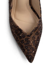 Vista del detalle en la punta fina con pedrería brillante de la zapatilla café estampada animal print tipo stiletto para dama con tacón medio 10 cm 