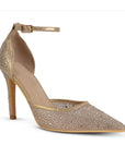 Vista diagonal de la zapatilla dorada tipo stiletto con tacón medio 10cm pedrería brillante y pulsera ajustable al tobillo para dama 