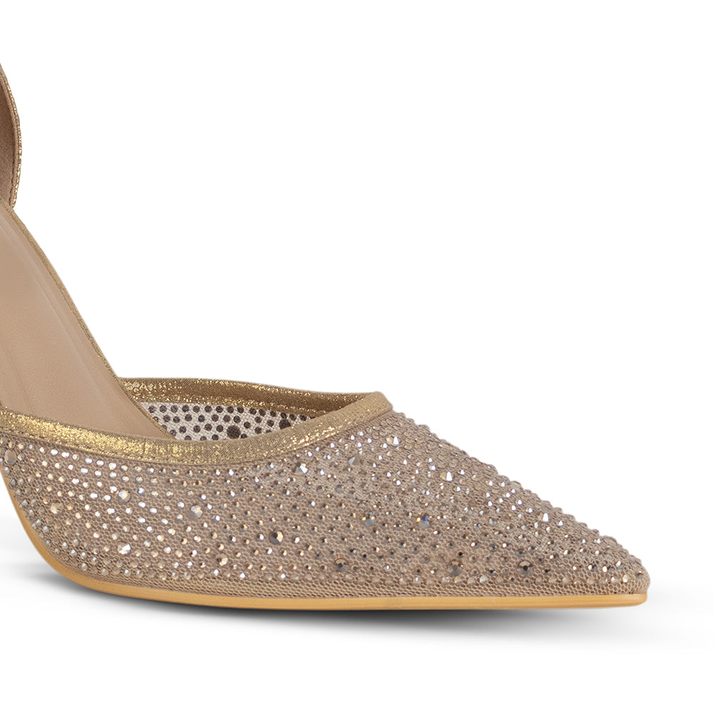 Detalle del material sintético en la zapatilla dorada tipo stiletto para dama con pulsera ajustable al tobillo y tacón medio 10cm 