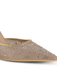 Detalle del material sintético en la zapatilla dorada tipo stiletto para dama con pulsera ajustable al tobillo y tacón medio 10cm 