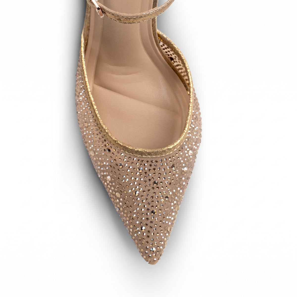 Vista del detalle en pedrería  de la zapatilla dorada tipo stiletto para dama con pulsera ajustable al tobillo y tacón medio 10cm