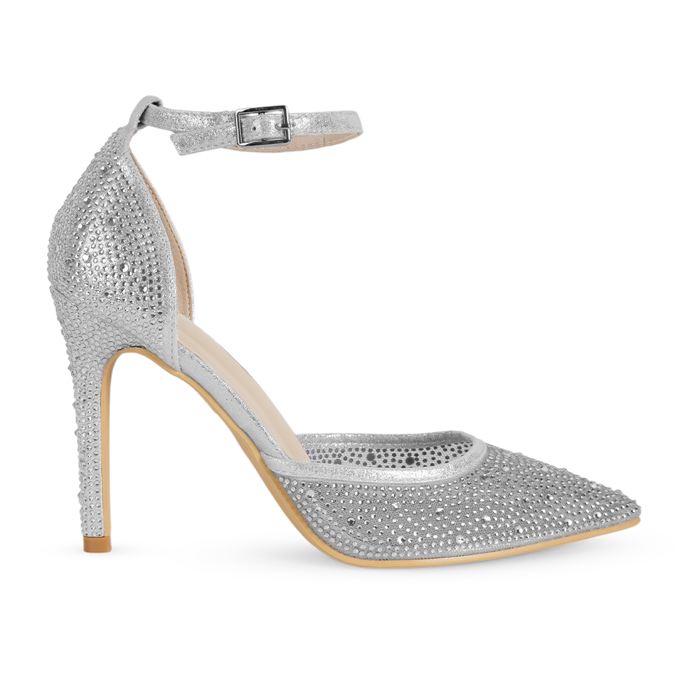 Vista lateral de la zapatilla plateada tipo stiletto con pedrería pulsera ajustable al tobillo y tacón medio 10 cm 