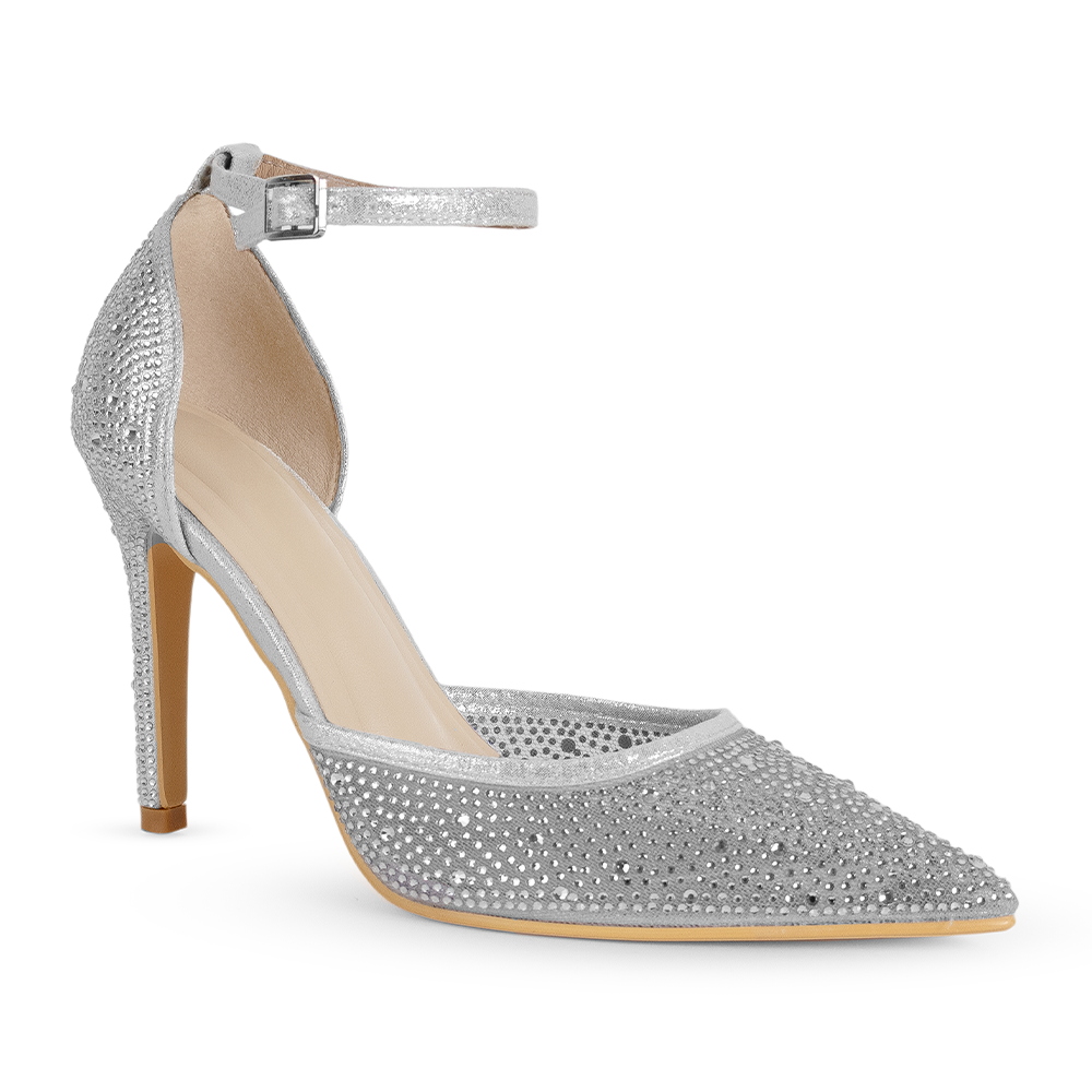 Vista diagonal de la zapatilla plateada tipo stiletto con tacón medio 10cm pedrería brillante y pulsera ajustable al tobillo para dama 