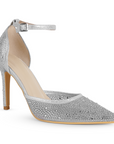 Vista diagonal de la zapatilla plateada tipo stiletto con tacón medio 10cm pedrería brillante y pulsera ajustable al tobillo para dama 