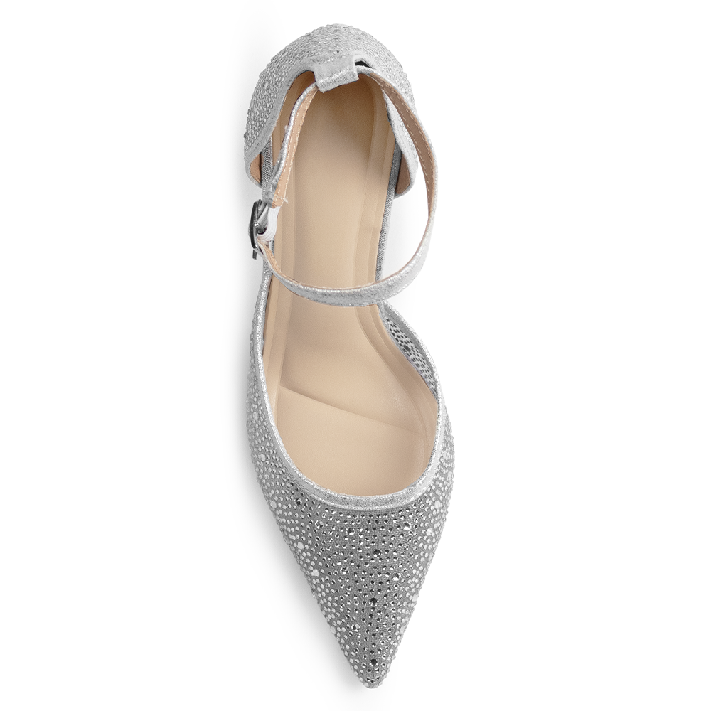 Vista superior de la zapatilla plateada tipo stiletto con pedrería y pulsera ajustable al tobillo para dama 