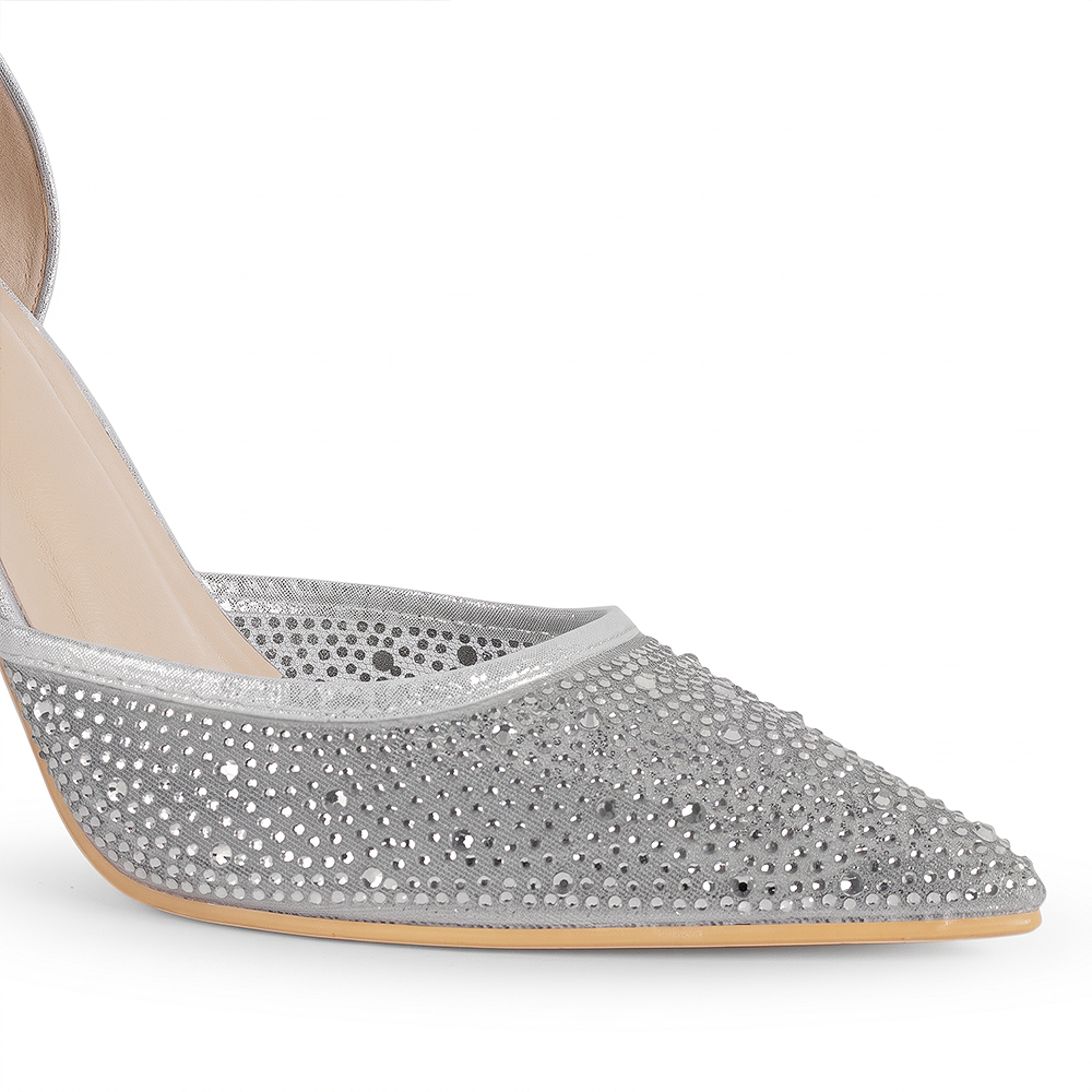 Detalle del material sintético en la zapatilla plateada tipo stiletto para dama con pulsera ajustable al tobillo y tacón medio 10cm 